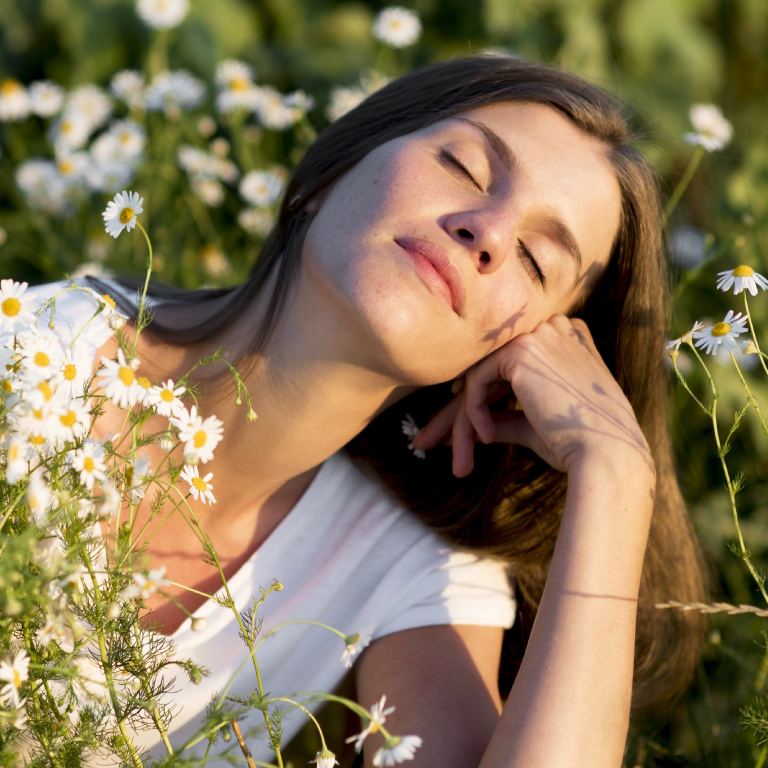 Mujer con flores tomando sol