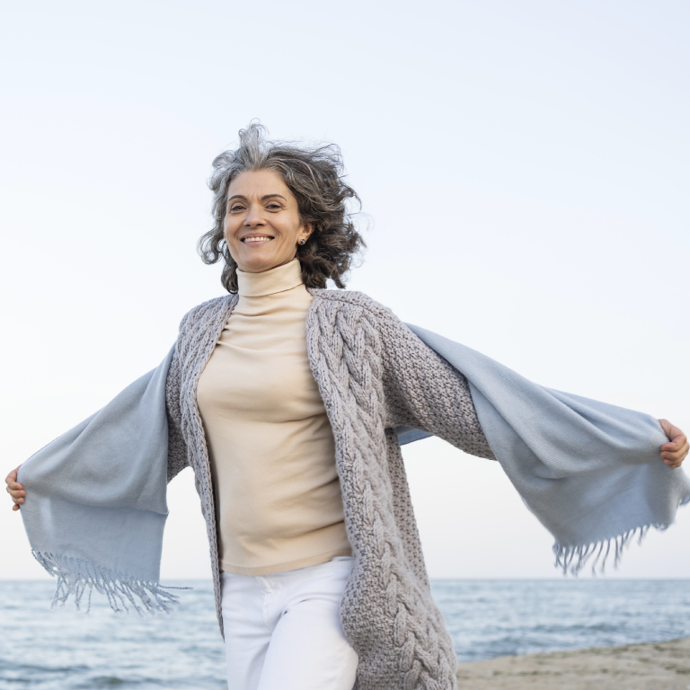 Mujer disfrutando en la playa